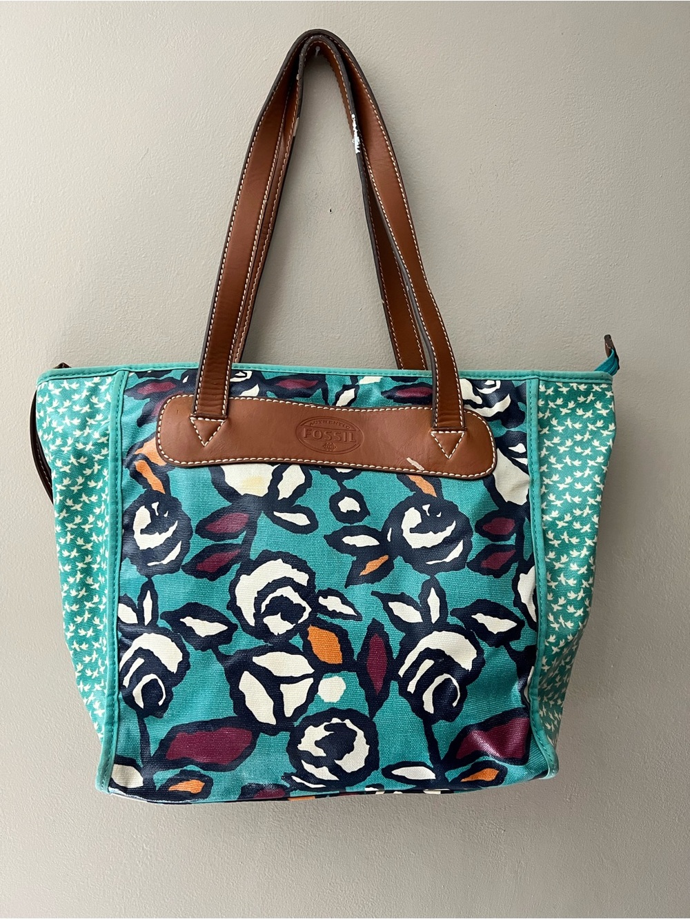 Fossil Key per tote in teal blue floral
Print with contrasting micro bird print.